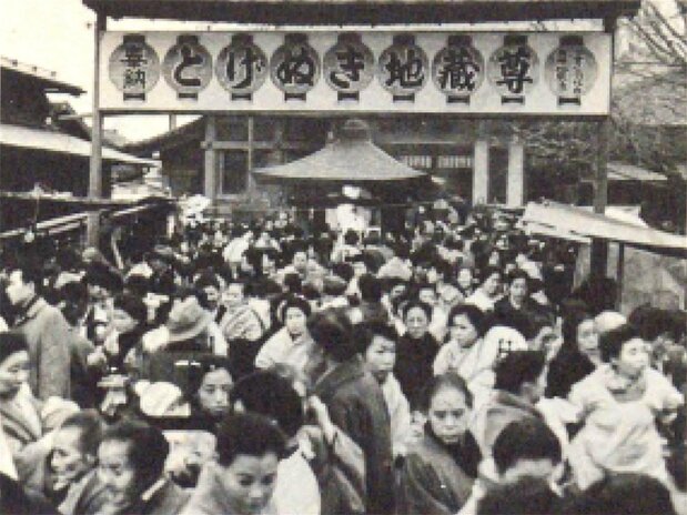 El gentío se congrega ante el templo de Kōganji, popularmente conocido como Togenuki Jizō. Fotografía tomada a principios de la era Shōwa (1926-1989). (Extraída del libro Toshima-ku shiseki sanpo colección de la Biblioteca Nacional de la Dieta)