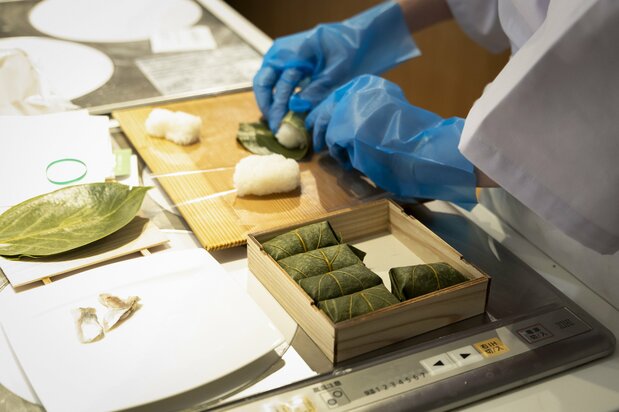 木箱に詰めた完成品はお持ち帰り。イベント後も、日本の魚食文化に思いを巡らせてもらうのが狙いだ