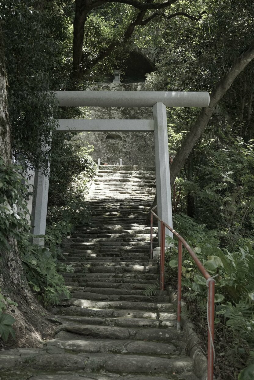 A series of steep stone steps leads up to the Mihoko no Iwakura. (© Ōsaka Hiroshi)