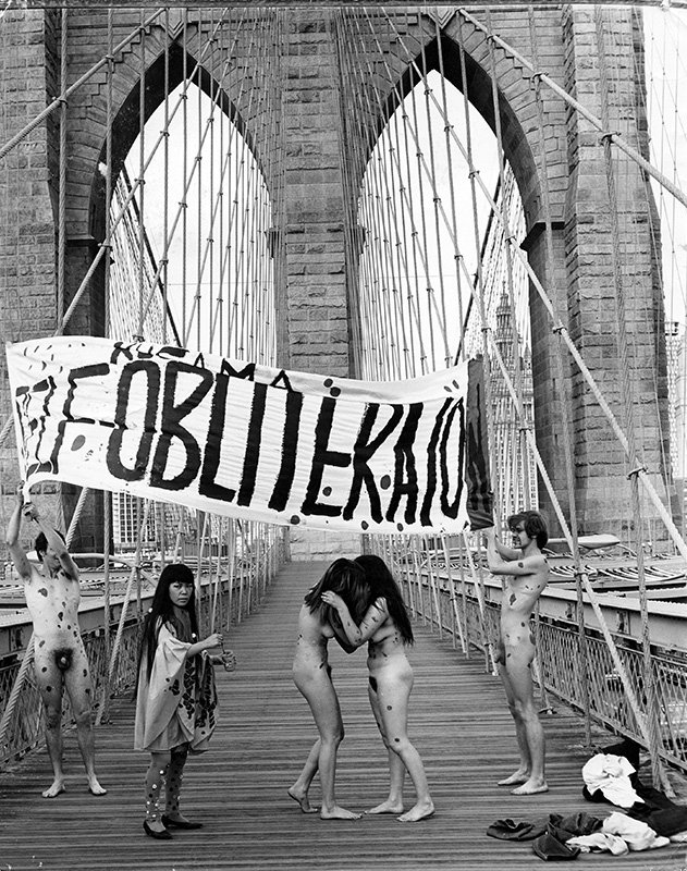 反戦ハプニング/ブルックリン橋でのネイキッド・ハプニングと米国旗焼却（1968） 「人の身体はこんなにも美しいのになぜ戦争へ行って死なせるのか？戦争とフリー・セックスとどちらがいいと思いますか？」草間の主張はあくまで反戦、平和と愛。既成概念に縛られた人々を解放しようとした。 ©YAYOI KUSAMA