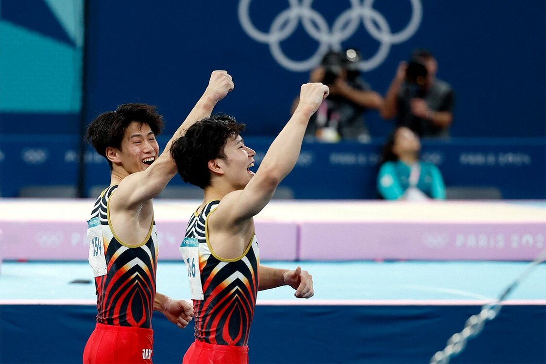 Los gimnastas Oka Shinnosuke, ganador de la medalla de oro en París 2024, y Hashimoto Daisuke, oro en Tokio 2020, celebran su último triunfo. (Reuters)