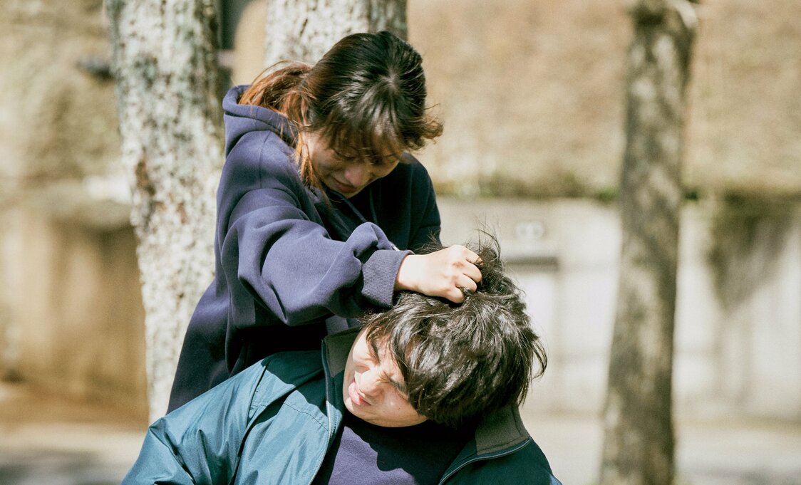 Saori no puede controlar su ira hacia su hermano menor Keigo (Mori Yūsaku), y se torna violenta hacia él, frente a Sunada. © 2024 Missing Film Partners