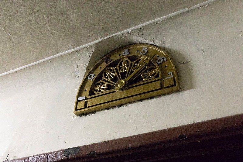 Los indicadores de piso del ascensor también tienen el diseño modernista de la época.