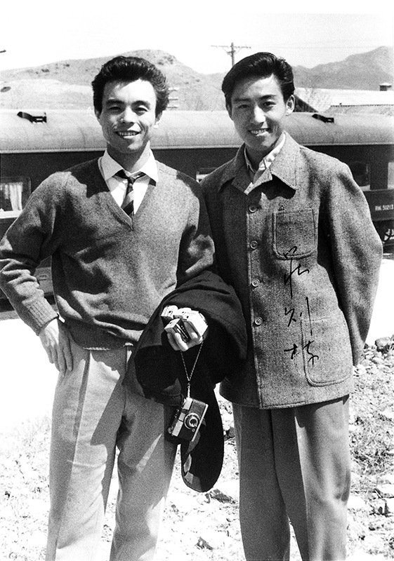荻村伊智朗（左）と荘則棟　写真提供：ITS三鷹卓球クラブ