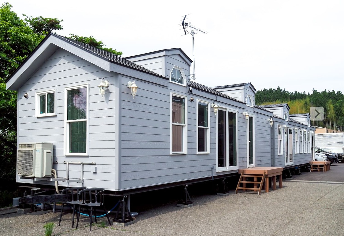 Se instalaron casas prefabricadas en el recinto de la sede central de la empresa y se transformaron en galerías, oficinas y alojamientos. (© Taya Shikkiten)