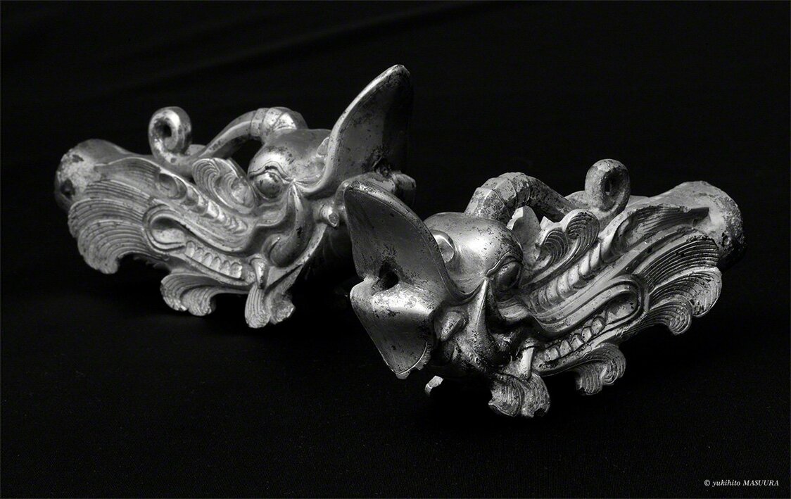 Des ornements en bronze doré représentant des têtes de dragon ont été mis au jour par des fouilles archéologiques sur un site rituel. Plus de 80 000 objets, désignés collectivement comme trésors nationaux, ont été trouvés sur Okinoshima. On a par conséquent attribué à cette île le surnom de « Shôsôin des mers », en référence à la célèbre réserve construite à Nara au VIIIe siècle dans le but de préserver des trésors historiques inestimables.
