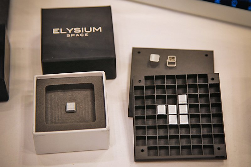 Cápsulas para depositar las cenizas, que posteriormente viajan al espacio a bordo de un satélite artificial. La posición de este se puede consultar en tiempo real en dispositivos como los teléfonos inteligentes.