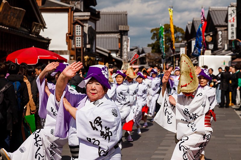 伊勢音頭保存会の唄と踊りが、お練りに華を添えた