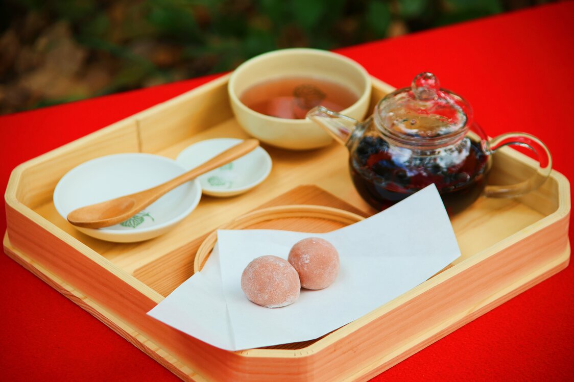 申饼与和豆茶（温）。饮茶后，可以将茶壶中的黑豆倒入小碟，撒上盐后享用