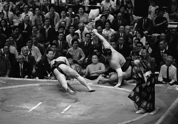 横綱の大鵬(右)を寄り倒しで破る小結貴ノ花。大鵬は翌日引退(東京・蔵前国技館)(時事)