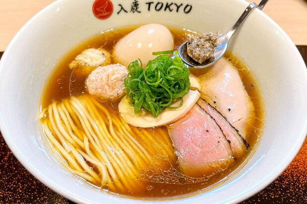 El Kiwami porcini shōyū raamen (2.000 yenes) de Iruka Tokyo. (Fotografía: Yamakawa Daisuke)