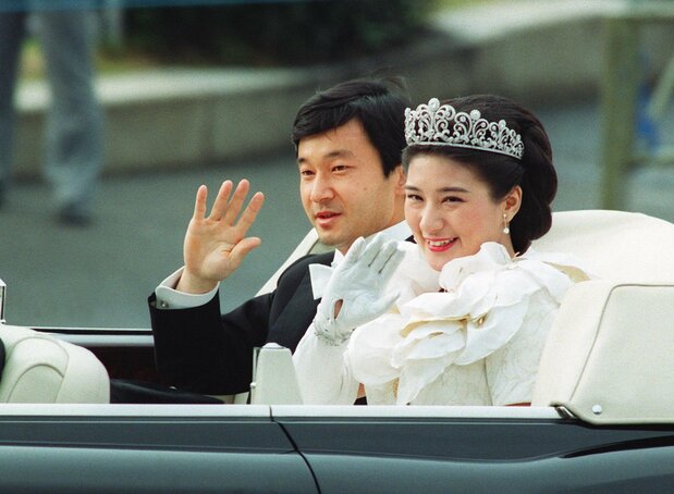 結婚パレードで沿道の人々に手を振って応えられる皇太子ご夫妻=1993年6月、東京都千代田区(時事)