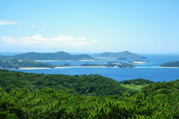 曾经的美军基地建筑,现在是“国立冲绳青少年交流之家”。这里的赤间山瞭望台,是渡嘉敷岛的观景圣地。图片是从西瞭望台拍摄的阿嘉岛方面(图片提供:环境省)