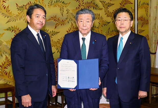 「年収103万円の壁」引き上げで合意した自・公・国3党の幹部。(左から)国民民主党の榛葉賀津也幹事長、自民党の森山裕幹事長、公明党の西田実仁幹事長(時事)