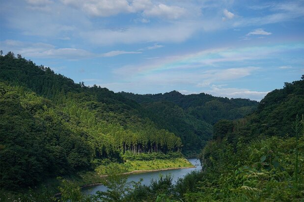 Clouds over Lake Sakuraorochi glow with the colors of the rainbow in a phenomenon known as saiun. (Photographed in 2021; © Hirafuji Kikako)