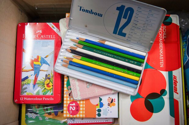 Había muchos juegos de lápices de colores usados.