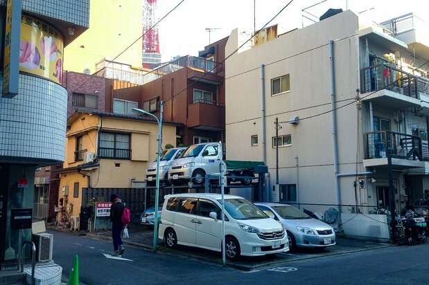 車庫法によって、自動車の保有には車庫の確保が義務付けられている(筆者撮影)