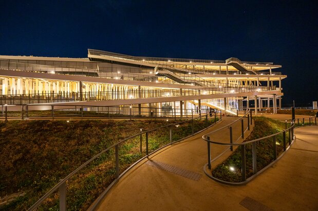 The angled walking paths to the top are inviting at night as well. (© Nippon.com)