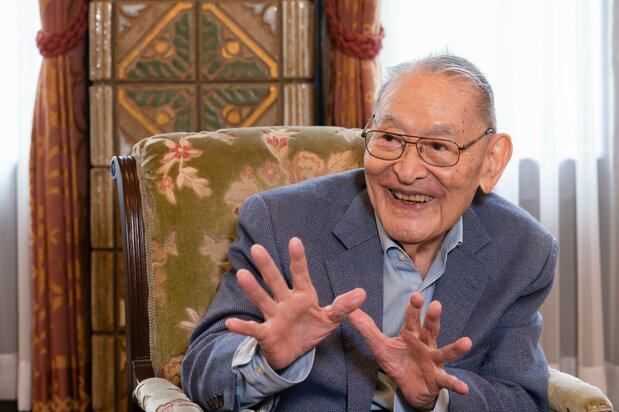 Âgé de 99 ans, Masahide a dépassé Eiichi en termes de longévité, bien que celui-ci ait vécu très longtemps.