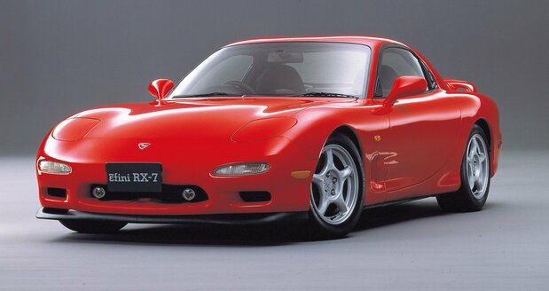1991年10月発売のマツダRX-7。独自のロータリーエンジンを搭載し、当初はアンフィニブランドで販売された ©MAZDA