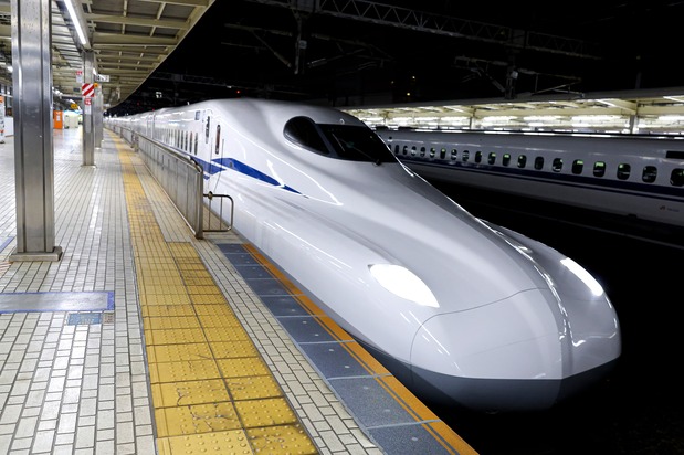 Recreación de la parada nocturna del Tōkaidō Lumière Express. Según JR Central, se eligió la palabra francesa lumière, que significa “luz”, para expresar la claridad de la mañana y el comienzo de un nuevo día, aunque el nombre también evoca el Hikari (“luz” en japonés), en servicio desde la inauguración del Shinkansen en 1964. (Imagen cortesía de JR Central)