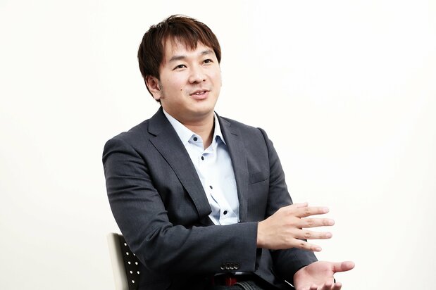 清水健斗（けんと）監督。CM 制作会社で多岐にわたる作品を手掛け国内外で多数の賞を受賞。2012 年にフリーディレクターへ転身後、『瞬間少女』が公開で長編映画デビュー。19 年に短編映画『漂流ポスト』が世界 18 の映画祭で上映され、高い評価を得る