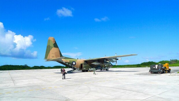 C130運輸機是歐美各國常見的大型運輸機,也被稱為是「大力士(海洛力斯)」,長型座椅與小窗框其特徵。從臺北飛到東沙約需2個小時。