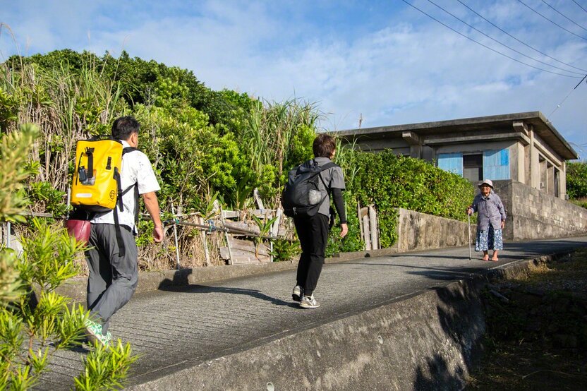定期船を降りて島の坂道を登っていると、おばあが出迎えてくれた
