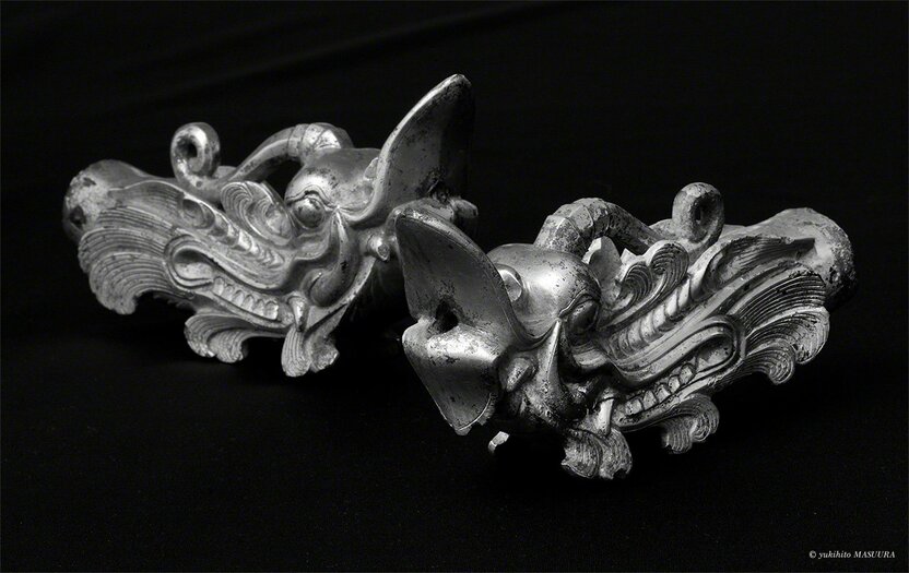 Des ornements en bronze doré représentant des têtes de dragon ont été mis au jour par des fouilles archéologiques sur un site rituel. Plus de 80 000 objets, désignés collectivement comme trésors nationaux, ont été trouvés sur Okinoshima. On a par conséquent attribué à cette île le surnom de « Shôsôin des mers », en référence à la célèbre réserve construite à Nara au VIIIe siècle dans le but de préserver des trésors historiques inestimables.
