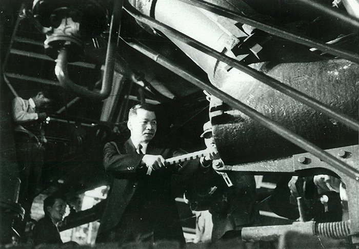 Nishiyama Yatarō (centro), primer presidente de la antigua Kawasaki Steel. Nishiyama tuvo un papel de liderazgo en la recuperación de posguerra de Japón. Su idea de crear una acería integrada de tecnología punta pocos años después del fin de la Segunda Guerra Mundial fue criticada por “poco realista”, pero él estaba convencido de que el acero era crucial para la recuperación de Japón y siguió adelante con la construcción de una acería en la prefectura de Chiba para la Kawasaki Steel. (Foto: JFE Steel Corp.)