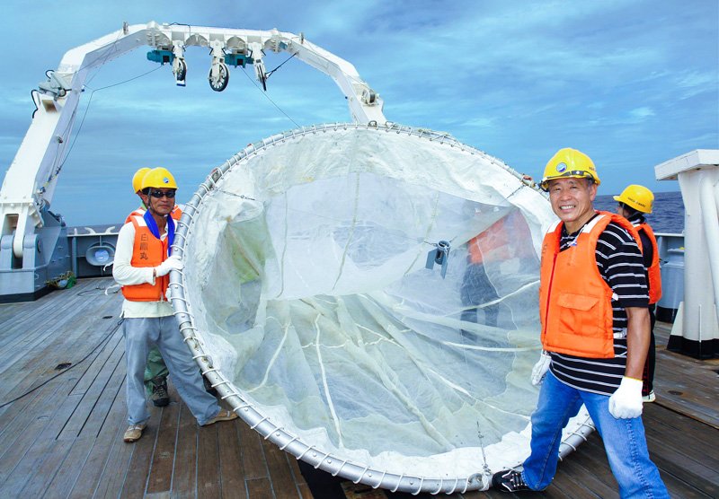 Large plankton net (3 meters in diameter) used by the research team to collect eel eggs and larvae. (Photo courtesy of Tsukamoto Katsumi.)