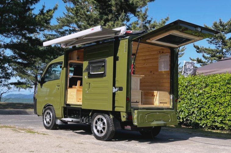 配送用パネルバンの荷室をウッドで架装して居住空間に仕上げた「クォッカ」　©三島ダイハツ