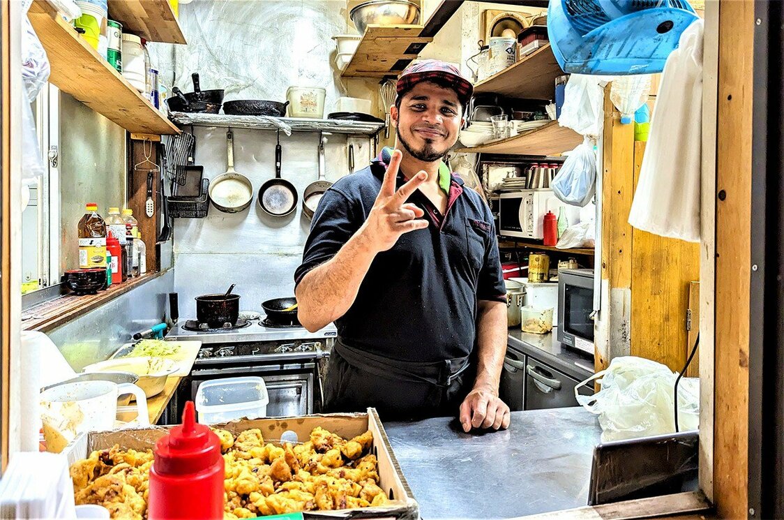 雑然とした厨房で作られるアリフさんの料理は日本人の舌にもよく合う　写真：熊崎敬