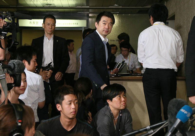 囲み取材に臨む橋下徹大阪市長。（2013年5月24日、大阪市役所、写真提供時事）