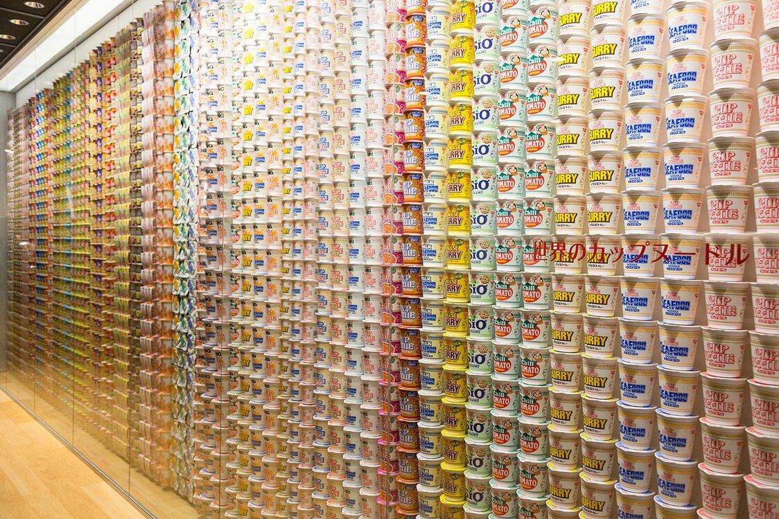 こちらは人気の撮影スポット。壁一面に、世界各地で販売されているカップヌードルが並ぶ