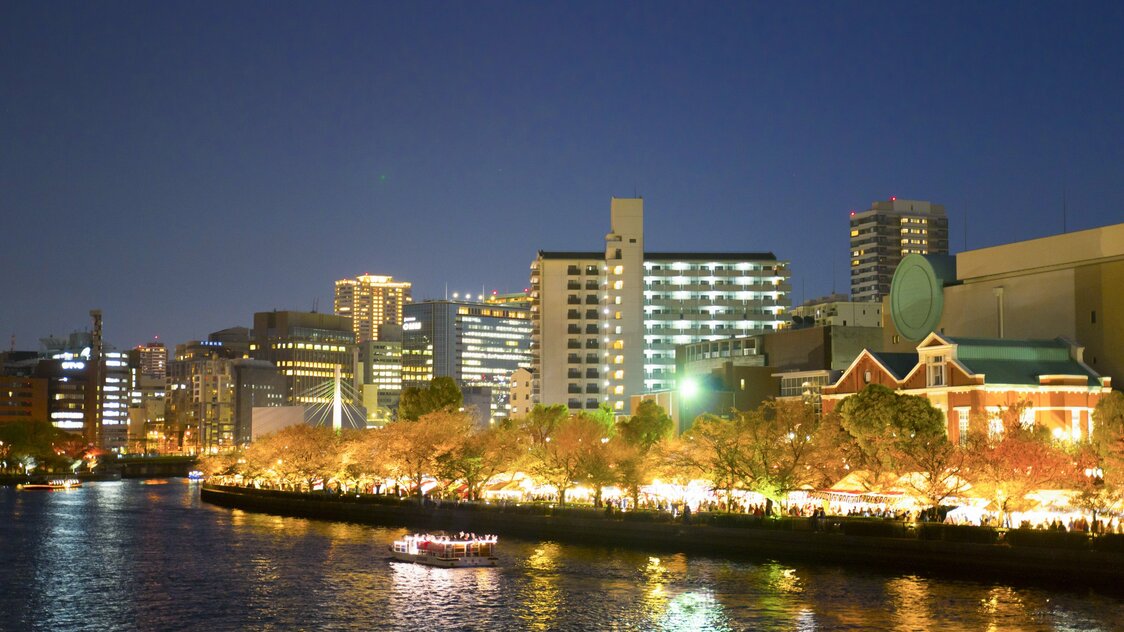 对外开放的一周时间内会有70万人来访。日落后也有大批游人前来欣赏夜樱