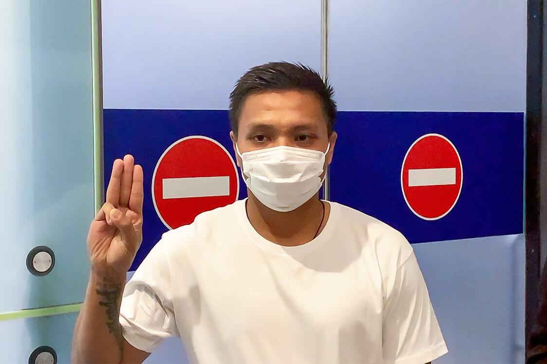 関西国際空港で帰国を拒否した直後のピエリアンアウンさん。報道陣の前で3本指をあげた（2021年6月）撮影：筆者