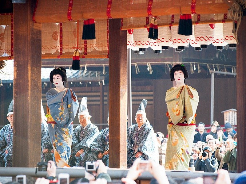 Des geiko, des geisha de Kyoto, présentent une danse d’une grâce raffinée.