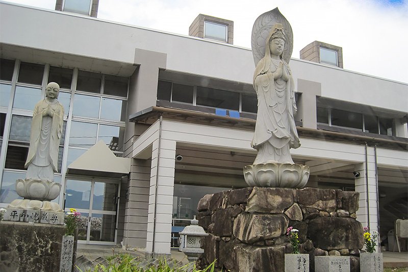 La estatua de Kannon frente al Heiwa Yōrōkan erigida para rezar por las víctimas de la bomba atómica.