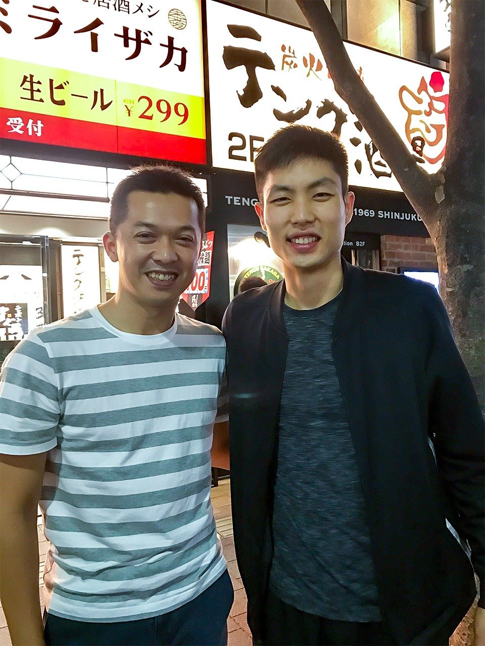 2019年在參加日本公開賽時，周天成跟印尼名將陶菲克於路上碰到並合影。（周天成提供）