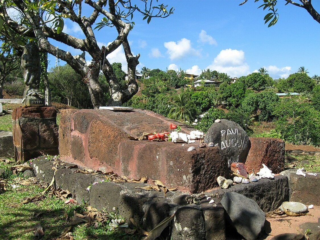 La tombe de Paul Gauguin, qui traversa les océans pour tourner le dos à la civilisation.