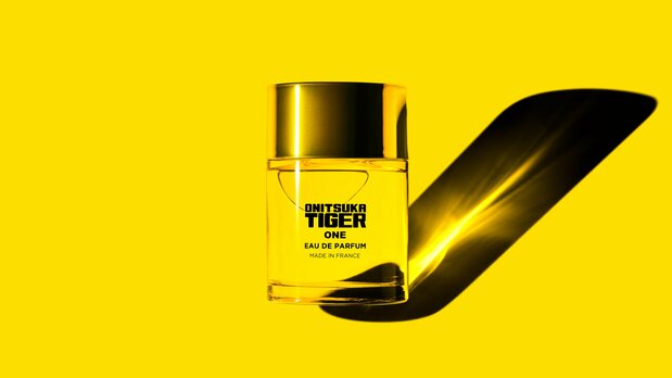 أول عطر يحمل علامة ”أونيتسوكا تايغر“ تحت اسم ONITSUKA TIGER ONE.