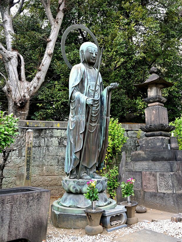 浄光寺地蔵堂に納められていた、高さ1丈(約3m)の「銅造地蔵菩薩立像」。1691(元禄4)年に開眼された東都六地蔵の3番にあたるが、現在の像は1813(文化10)年に改鋳したものだという