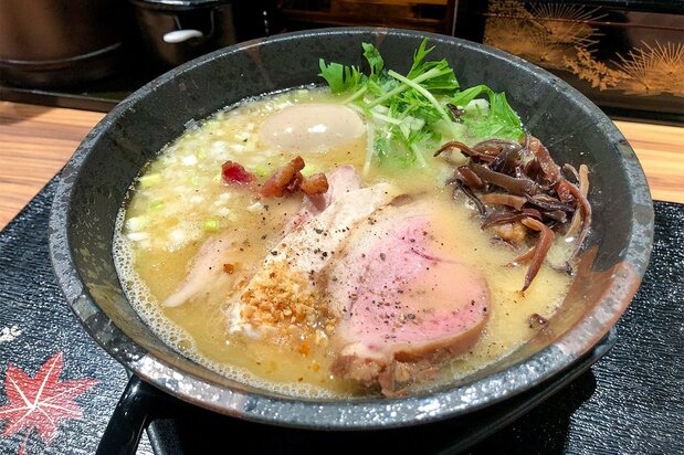「濃湯白鶏麺」(筆者撮影)