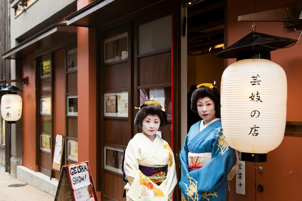 一糸の店先で、左が一まりさん、右が一晴さん
