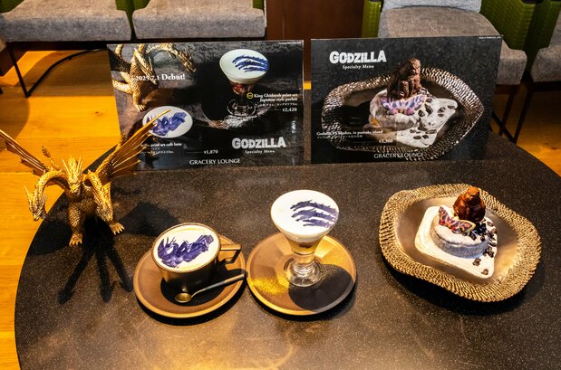 No hay que perderse el menú del café temático en el lounge del hotel. (© Nippon.com; Por cortesía de TM & © Toho Co., Ltd.)