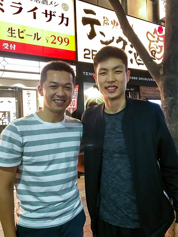 試合で来日した際のオフショット。左はインドネシアのタウフィック・ヒダヤット選手(周天成氏提供)