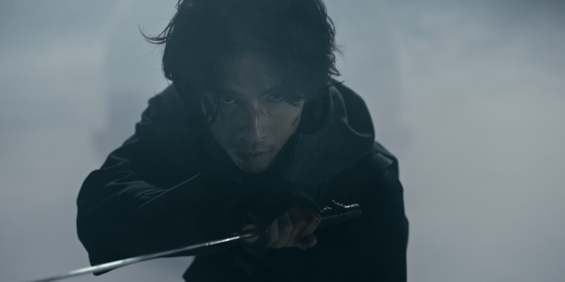 由贺来贤人发起原案并策划和主演的《忍者之家》（Netflix独家上架中）。Netflix还公布，本剧在上架第二周，播放次数便获得该周全球前十名排行榜（非英文连续剧）的第一名。