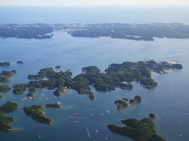 从空中俯瞰海岸线曲折复杂的间崎岛。由于平地很少，民居都集中在西南部（图的右侧）