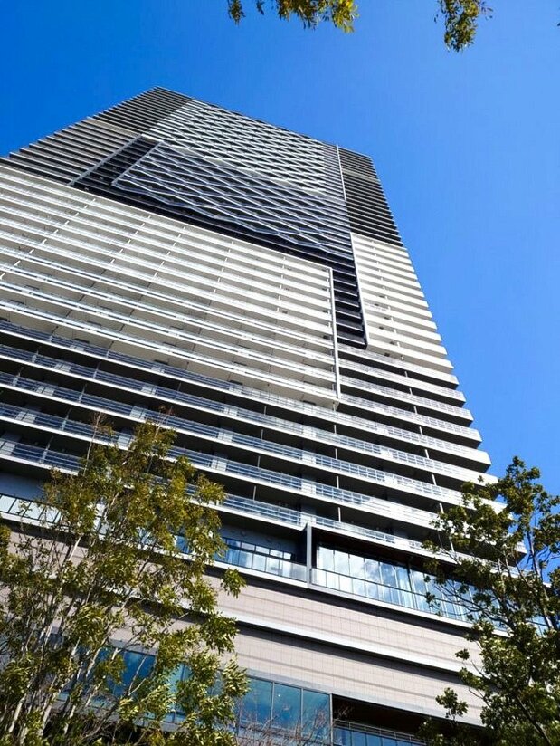 東京・豊洲のタワーマンション。在日中国人の富裕層はこうしたタワーマンションに多く居住するという=2023年2月(筆者撮影)